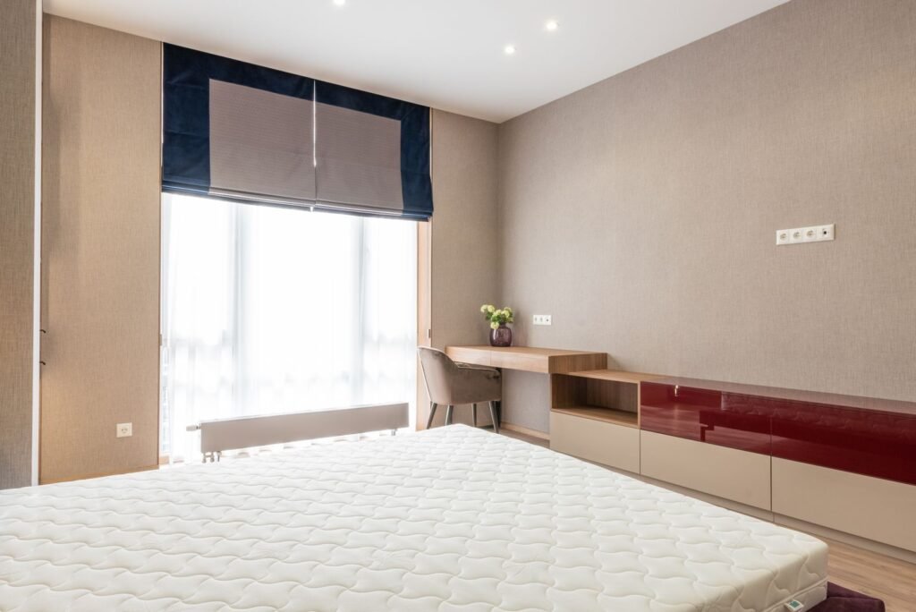 Roman shade with contrast border in a bedroom